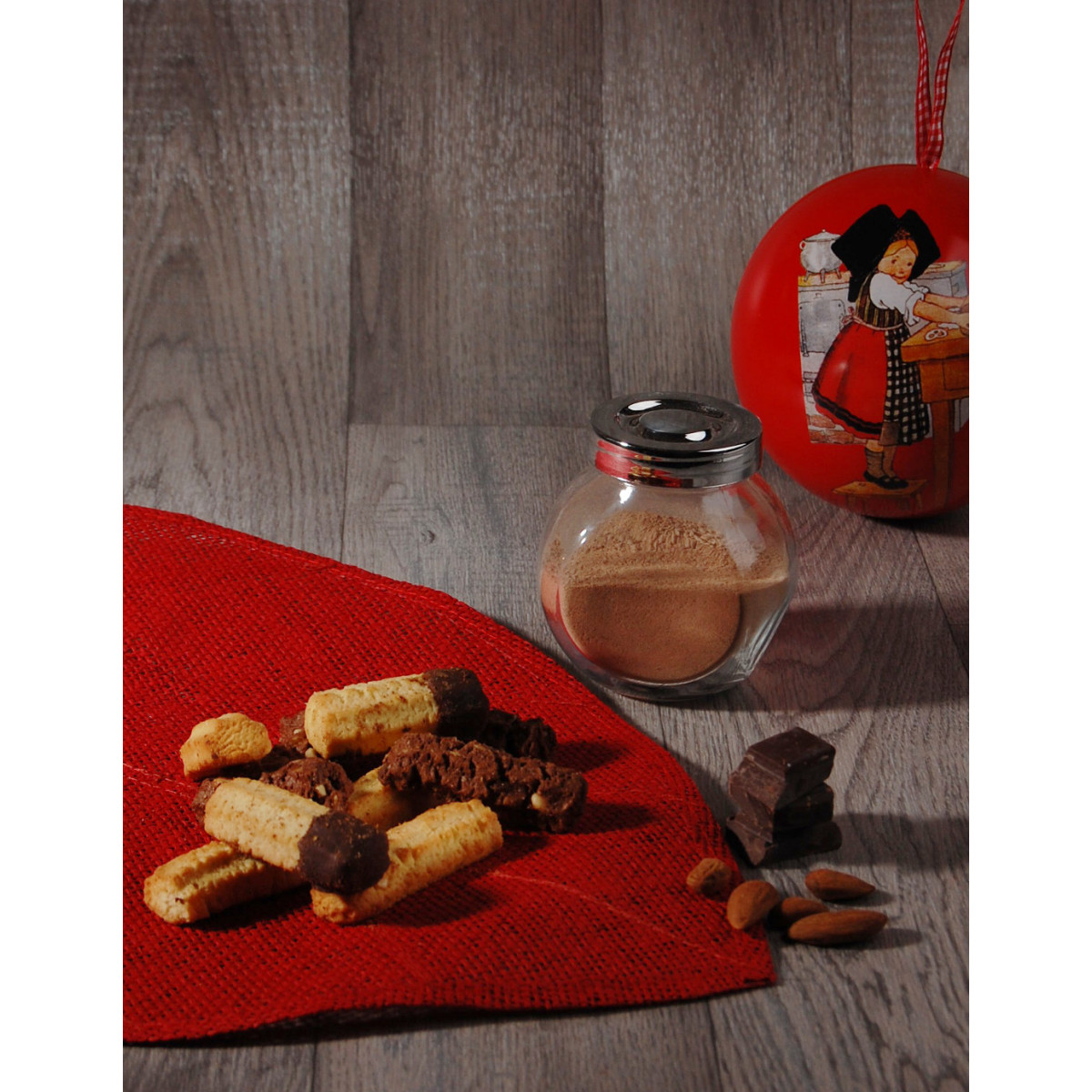 Boule rouge Hansi garnie d'un mélange de spritz 150g